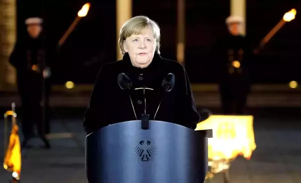 Başbakanlığı devredecek olan Merkel'e Alman ordusundan veda töreni