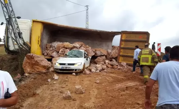 Devrilen kamyondan dökülen kayaların altında kalan sürücü öldü