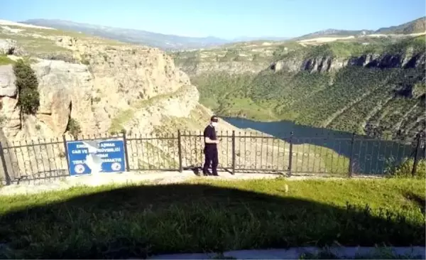 21 yaşındaki genç, fotoğraf çektirmek için çıktığı 150 metrelik tepeden düşerek hayatını kaybetti