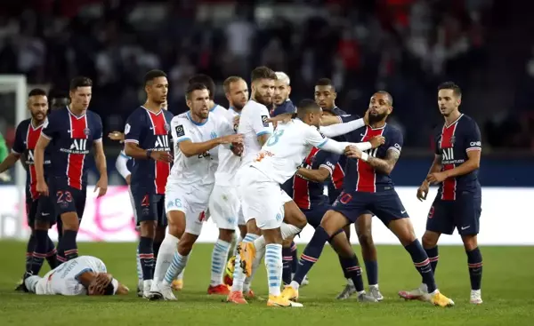 Marsilya'nın PSG'yi 1-0 yendiği maçta 14 sarı ve 5 kırmızı kart çıktı