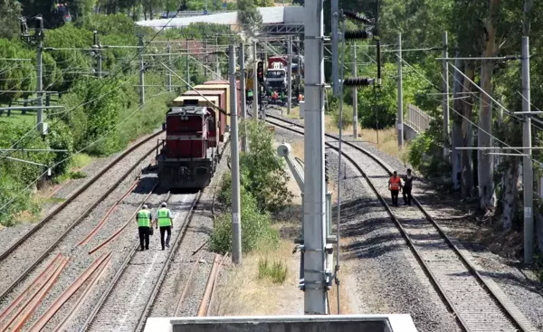 İzmir'de yük treni raydan çıktı, İZBAN seferleri aksadı