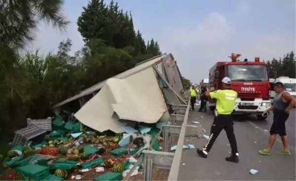 TUR OTOBÜSÜYLE KAMYON ÇARPIŞTI: 1 ÖLÜ, 7 YARALI