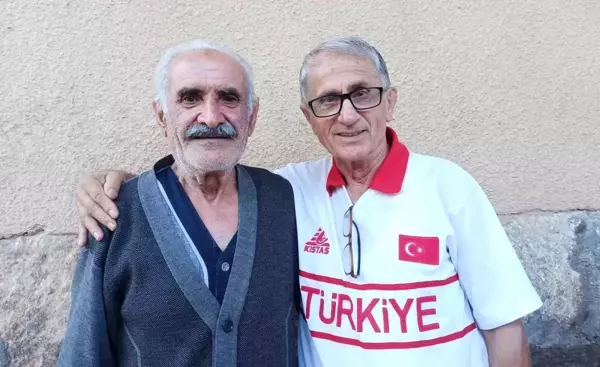 İstanbul'da yaşayan neyzen Ferit Yavuz, askerlik yaptığı Bitlis'in Ahlat ilçesini ziyaret etti