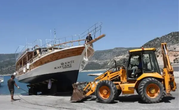 YATLAR AKDENİZ'İN MAVİ SULARIYLA BULUŞTU; UKRAYNALI TURİSTLER KEKOVA TURUNDA