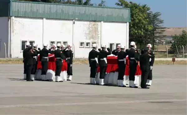 Son dakika gündem: GAZİANTEP - Fırat Kalkanı Harekat bölgesinde şehit olan 2 askerin naaşı memleketlerine uğurlandı