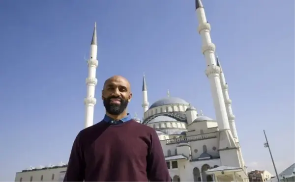 Frederic Kanoute, 700 yıldır cami olmayan Sevilla şehrine cami yaptırmak için 1 milyon dolar bağış topladı