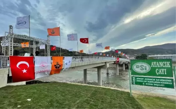 Ayancık ilçesinde sel felaketinde yıkılan Terminal Köprüsü hizmete açıldı