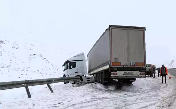 Kar ve buzlanma tır sürücülerinin çilesi oldu