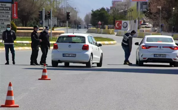 Erzincan'da hafta içi yoğunluk olan caddeler kısıtlamayla sessizliğe büründü