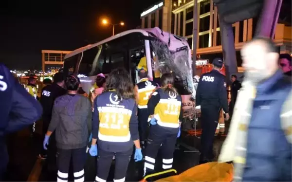 Makas atan sürücü, polisleri taşıyan midibüse kaza yaptırdı: 3 polis ağır yaralı