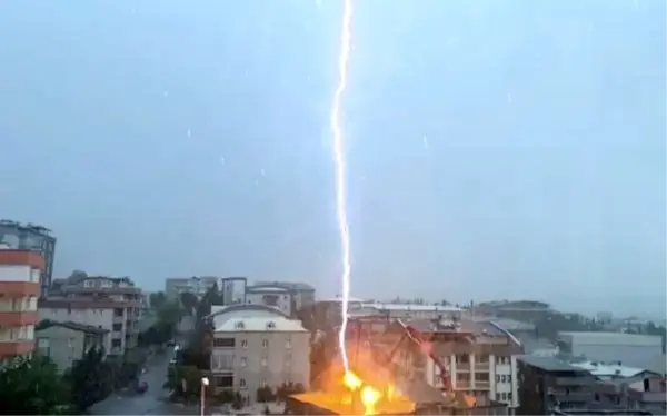 Binanın üzerine düşen yıldırım anbean kamerada! Evdeki birçok eşya kullanılamaz hale geldi