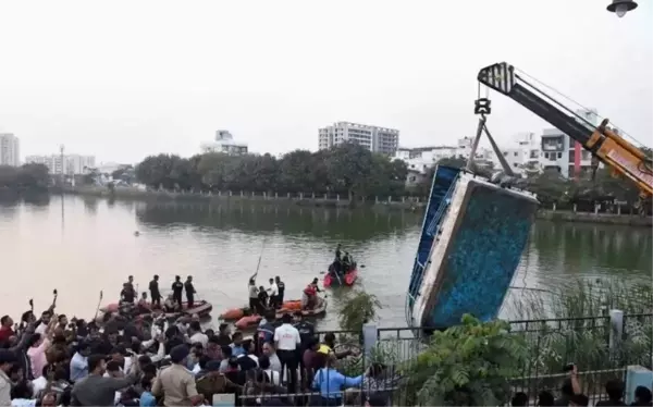 Hindistan'da öğretmen ve öğrencileri taşıyan tekne alabora oldu: 14 ölü