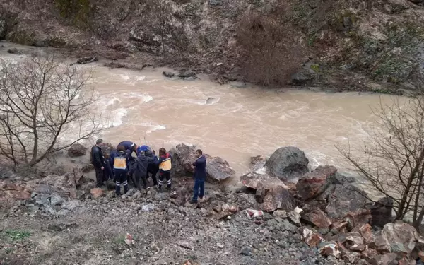 GÜMÜŞHANE - Otomobilin dereye yuvarlandığı kazada 1 kişi öldü, 3 kişi yaralandı