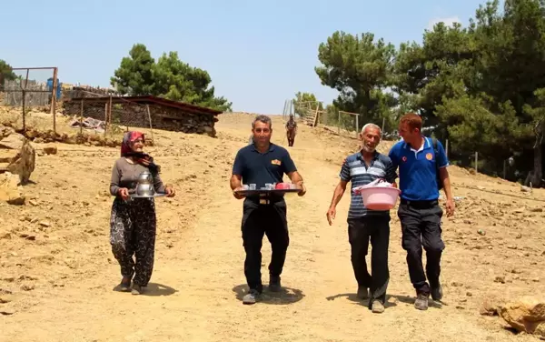 Son dakika... Bin 200 rakımlı yangın bölgesinde, Ayşegül Teyze'den söndürme ekiplerine gönül sofrası