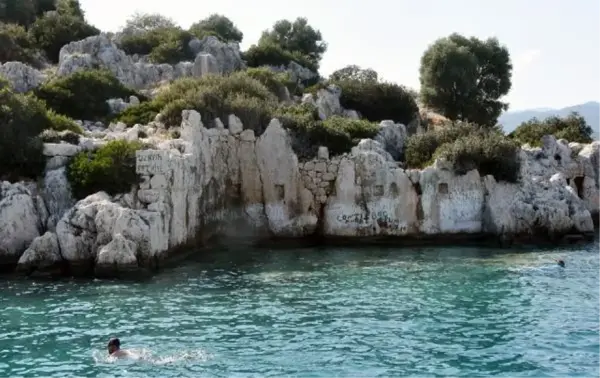 KEKOVA'DAKİ TARİHİ ESERLERİ İLAN TAHTASINA ÇEVİRDİLER