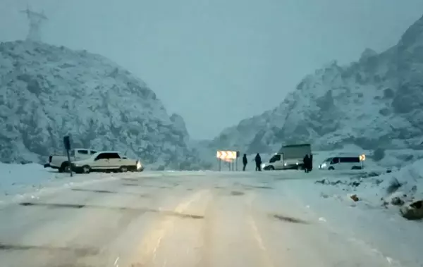 Sincik-Kahta karayolu buz pistine döndü, karayolu ulaşıma kapandı