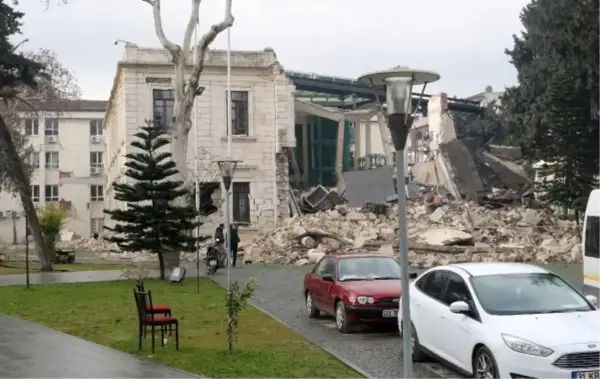 Tarihi Hatay Valilik binasının bir bölümü, 6.4'lük depremde çöktü