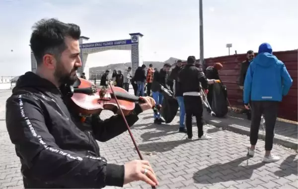 ÜNİVERSİTE ÖĞRENCİLERİNDEN 'KEMAN' EŞLİĞİNDE BAHAR TEMİZLİĞİ