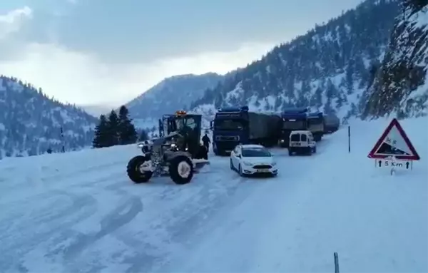 Konya-Antalya karayolunda kar yağışı ulaşımda aksamalara neden oluyor