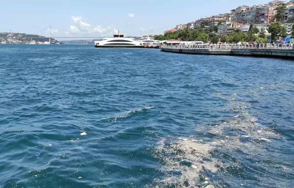 Üsküdar'da kıyıya vuran çöplerin oluşturduğu kirlilik çevredekileri rahatsız etti