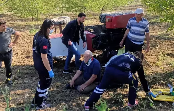 Devrilen traktörün altından sağ çıktı