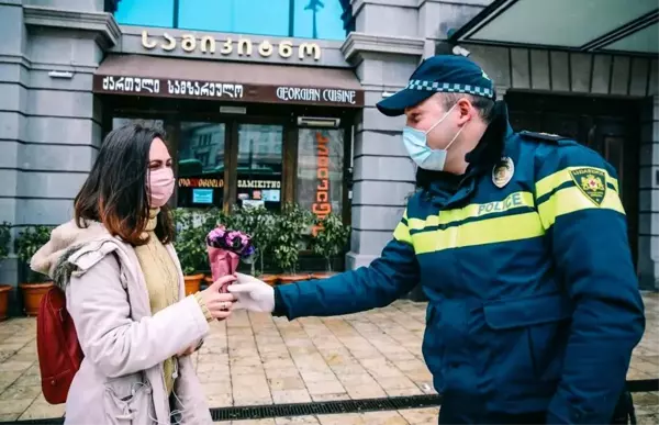 Gürcistan'da polis kadın sürücülere çiçek dağıttı