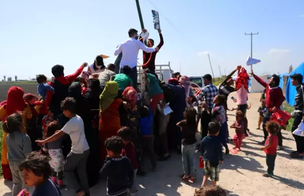 Çocuklara hediye dağıtımında izdiham