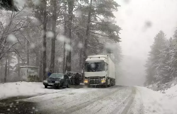 Kazdağları'nda aniden bastıran kar sürücülere zor anlar yaşattı