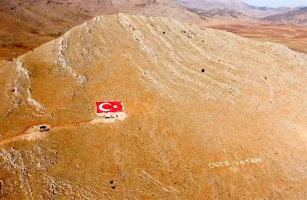 Çal Dağları'na dev Türk Bayrağı