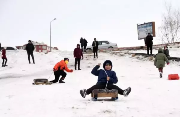 TATİLİN İLK GÜNÜNDE ÇOCUKLAR, KAYARAK EĞLENDİ