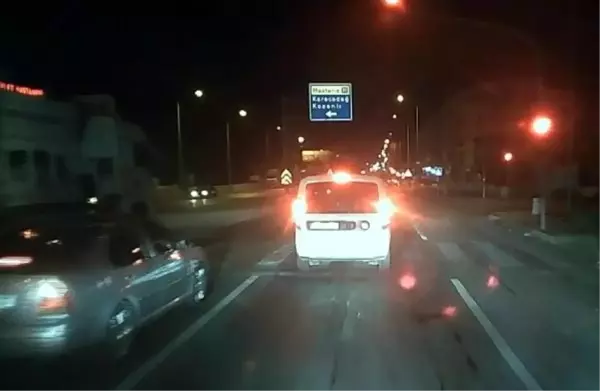 Polisler trafikte tartışırken, gözaltındaki şüpheli ekip aracıyla kaçtı