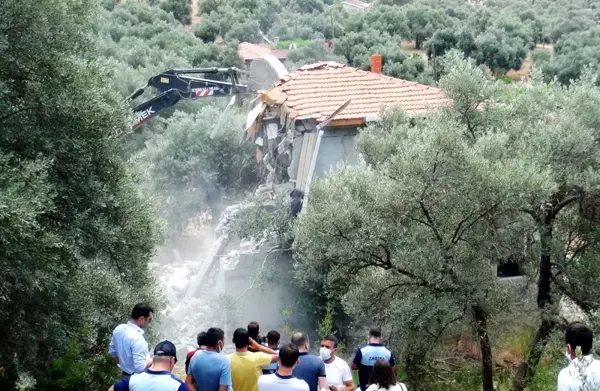 Akbük Koyu'nda kaçak yapıların yıkımı devam ediyor