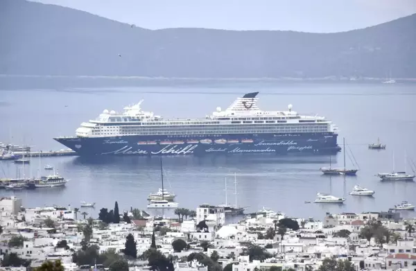 Bodrum'a gelen Malta bayraklı kruvaziyerden inen turistler, çarşıdaki hareketliliği artırdı