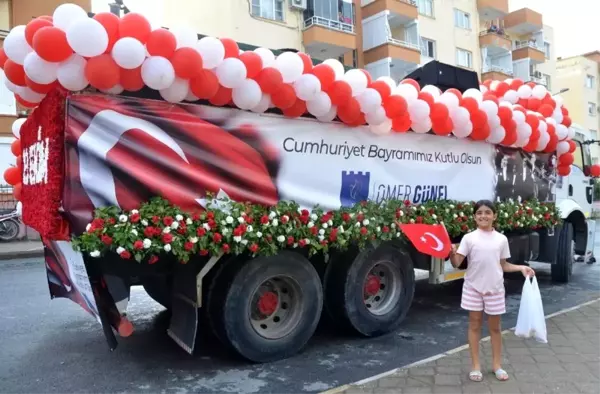 Kuşadası'ndaki Cumhuriyet coşkusu yağmur altında devam etti