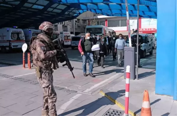 Bir kişinin öldüğü, 7 kişinin yaralandığı silahlı kavgayla ilgili gözaltına alınan 14 zanlı adliyede