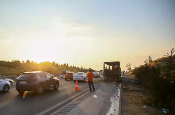 Seyir halindeki yolcu otobüsü yandı