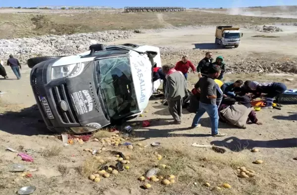 Tarım işçilerini taşıyan minibüs devrildi: 12 yaralı