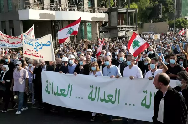 Beyrut'taki patlamanın yıldönümünde binlerce Lübnanlı sokaklara döküldüGüvenlik güçleri ile protestocular arasında arbedede 56 kişi yaralandı