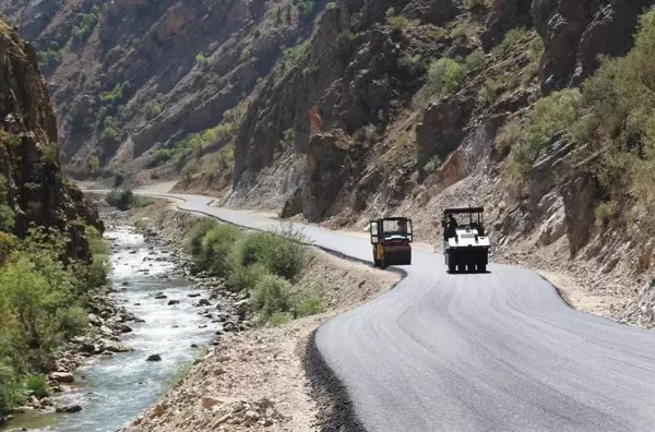 Van Büyükşehir, Çatak'ta 37 yerleşim yerinin 50 yıllık yol sorununu çözdü