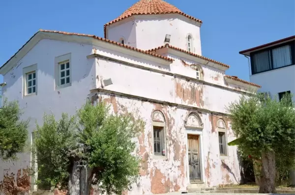 Giriş kapıları duvarla örülen 130 yıllık kilise için harekete geçildi