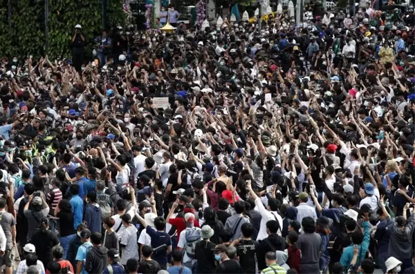 Son dakika haberleri! - Tayland'da protestocular toplanma yasağına meydan okudu- Binlerce kişi yeniden hükümete karşı...