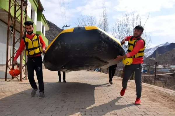 Sporcular 8 Mart Dünya Kadınlar Gününde rafting yapıp pankart açtı