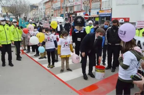 Aksaray'da vali ve öğrencilerden yaya geçidine 'kırmızı çizgi'