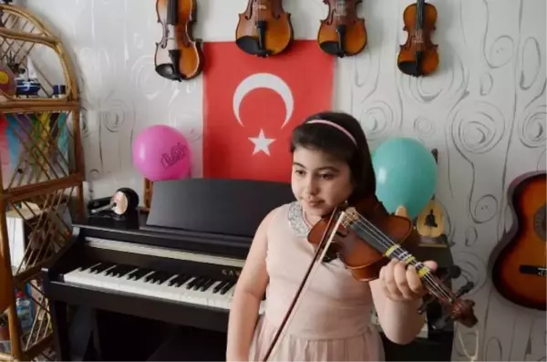 9 yaşındaki Ceren'den kemanlı 23 Nisan kutlaması