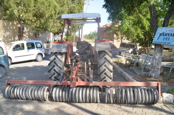 Söke'de traktöre bağlı tarım aletinin çarptığı yaya yaralandı