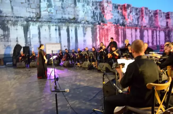 İzmir Devlet Türk Dünyası Dans ve Müzik Topluluğu, Apollon Tapınağı'nda konser verdi