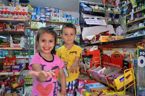 25 yıllık bakkal 'askıda bozuk para' kampanyasıyla çocukları sevindiriyor