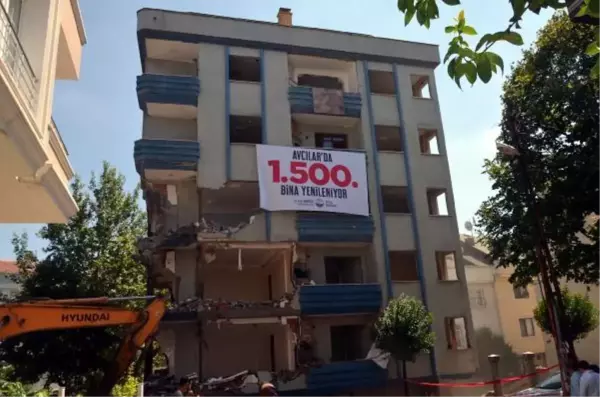 AVCILAR'DA KENTSEL DÖNÜŞÜME GİREN 1500'ÜNCÜ BİNA ALKIŞLAR ARASINDA YIKTIRILDI