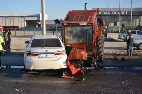 KAVŞAĞA KONTROLSÜZ ÇIKAN TRAKTÖRE OTOMOBİL VE TIR ÇARPTI: 1 ÖLÜ, 2 YARALI