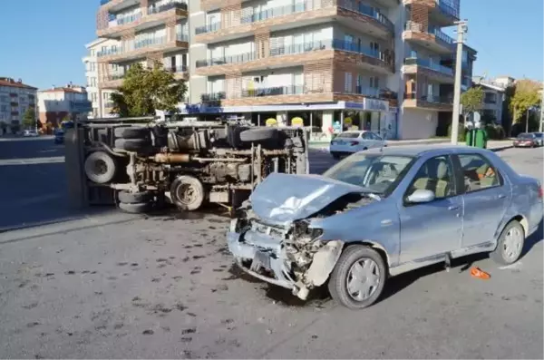 AKSARAY'DA OTOMOBİL İLE KAMYONET ÇARPIŞTI 5 YARALI